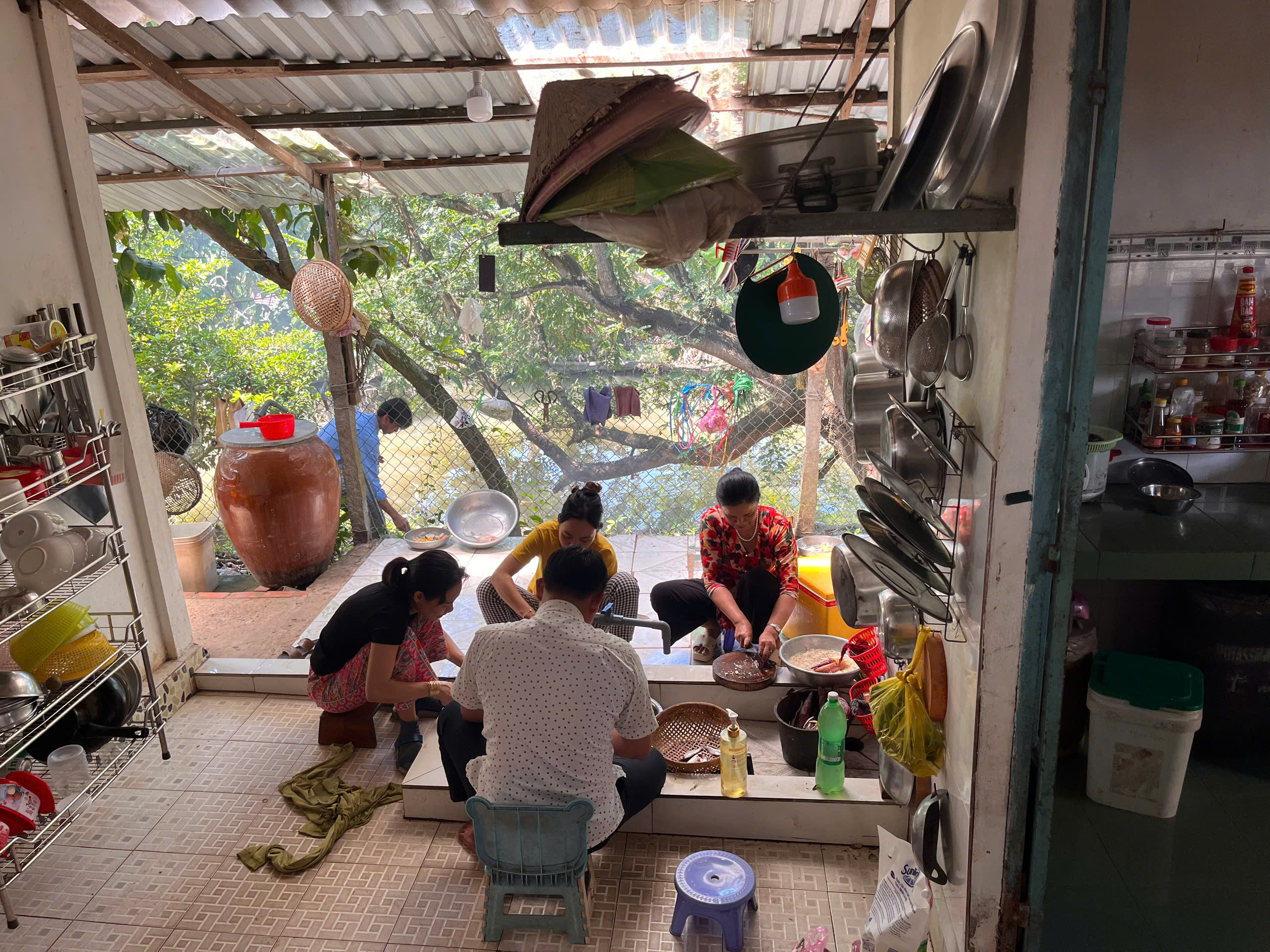 Cả nhà chuẩn bị đồ cúng